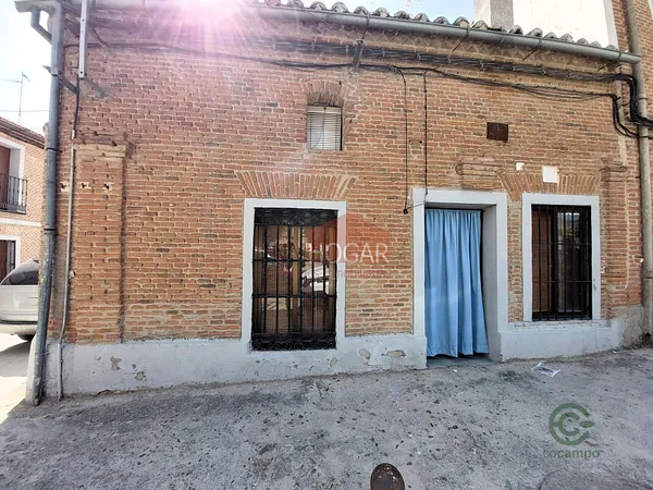 Casa de 0,012 ha en venta en Madrigal de las Altas Torres, Avila