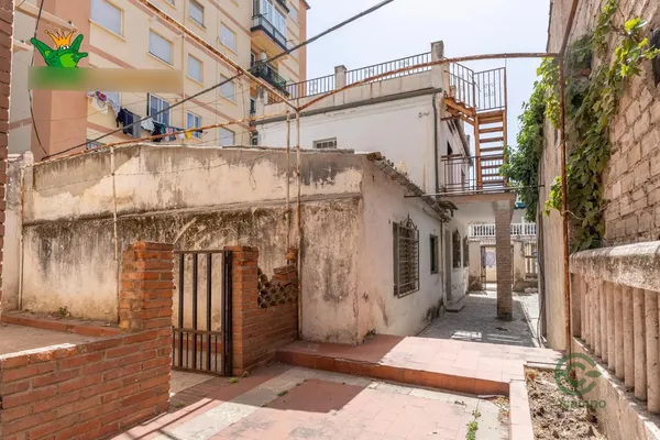 Terreno urbano de 0,06 ha en venta en Granada