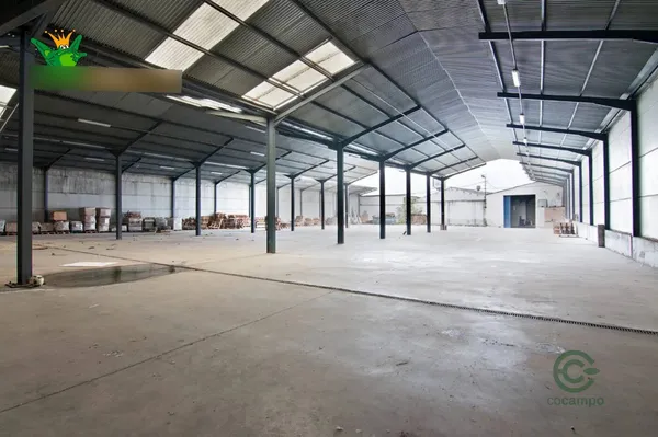 Nave industrial de 0,4 ha en venta en Granada