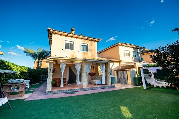 Casa de 0,0341 ha en venta en Alicante