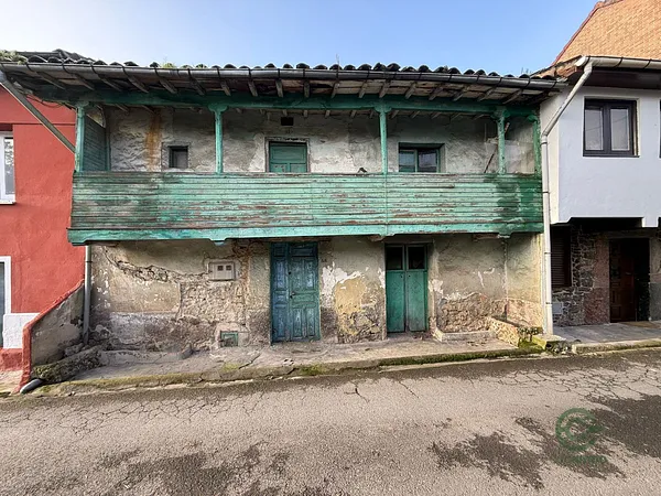 Casa de 0,0105 ha en venta en Oviedo, Asturias