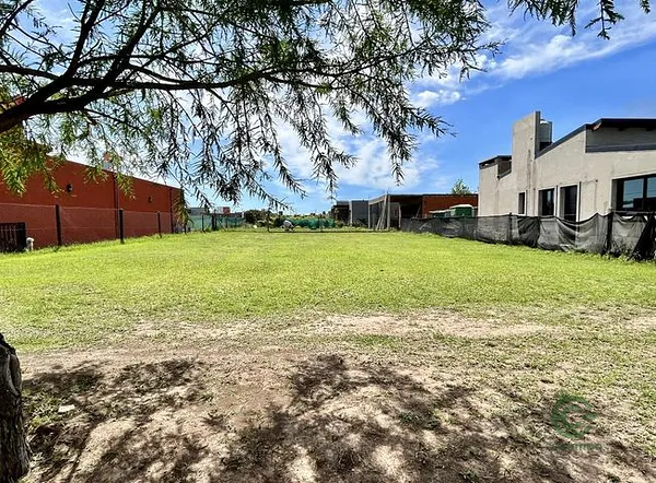 Terreno urbano de 0,05 ha en venta en Santa fe