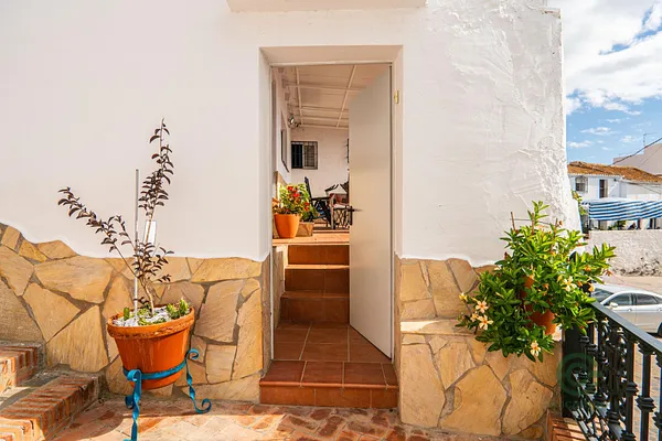Casa de 0,0102 ha en venta en Macharaviaya, Malaga