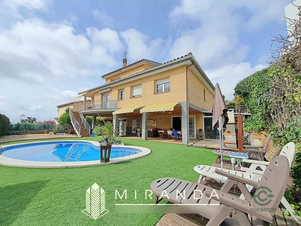 Casa de 0,0672 ha en venta en Barcelona