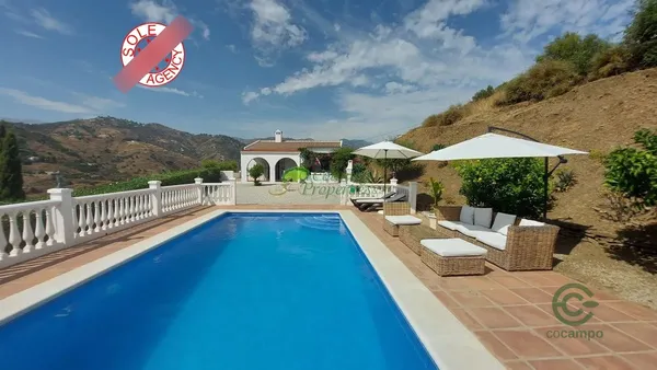 Finca de recreo de 0,5 ha en venta en Torrox, Malaga
