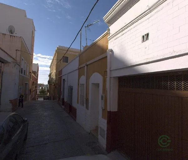 Casa de 0,0054 ha en venta en Almeria, Almeria
