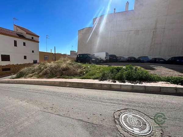 Terren urbà de 0,0335 ha per a venda a Almeria