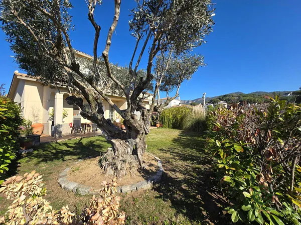 Casa de 0,0471 ha en venta en Barcelona