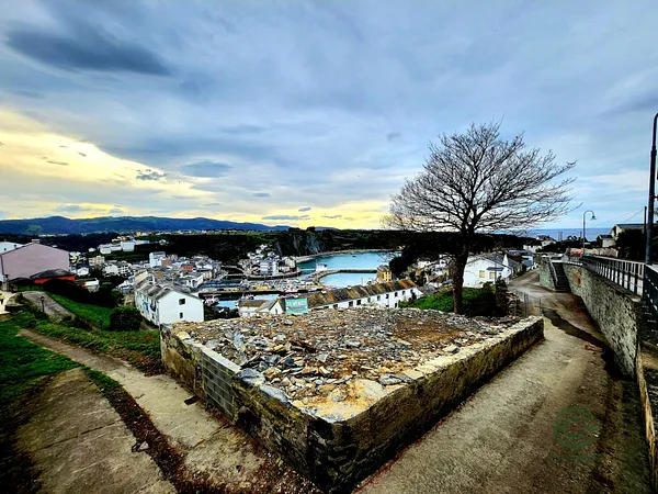 Terreno urbano de 0,14 ha en venta en Valdes, Asturias