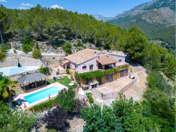 Rustic property of 2 ha for sale in Alicante