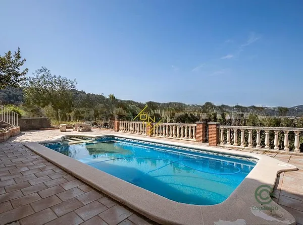 Casa de 0,0273 ha en venta en Barcelona