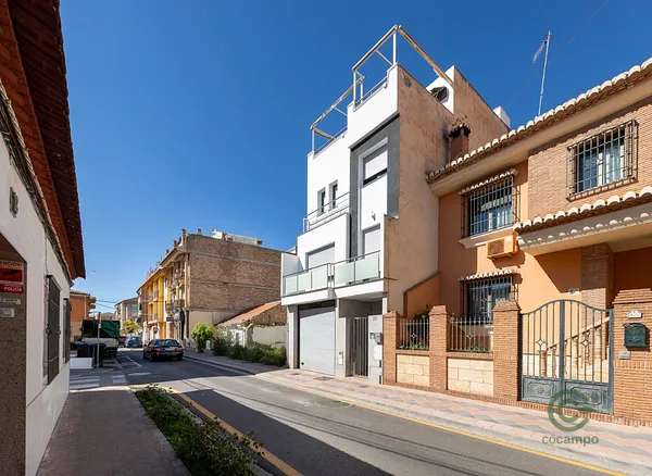 Casa de 0,0312 ha en venta en Armilla, Granada