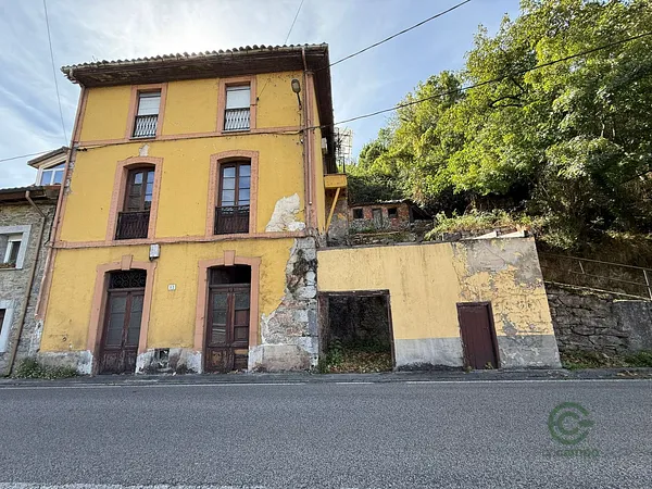 Casa de 0,0225 ha en venta en Oviedo, Asturias