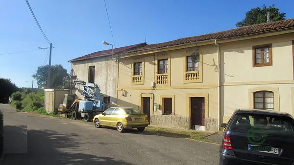 Casa de 0,12 ha en venta en Oviedo, Asturias